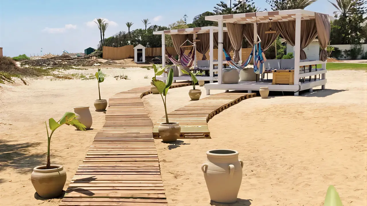 Drewniana ścieżka i pawilony na plaży Sentido Marillia Resort & Spa
