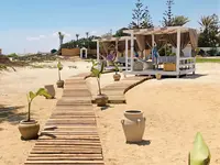 Drewniana ścieżka i pawilony na plaży Sentido Marillia Resort & Spa