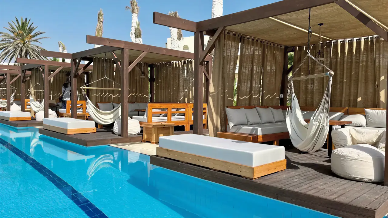 Strefa wypoczynku przy basenie w Sentido Marillia Resort & Spa