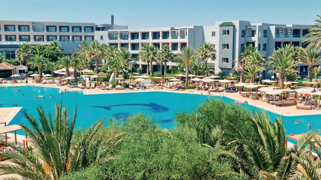 Panorama kompleksu Sentido Marillia Resort & Spa z basenami i palmami