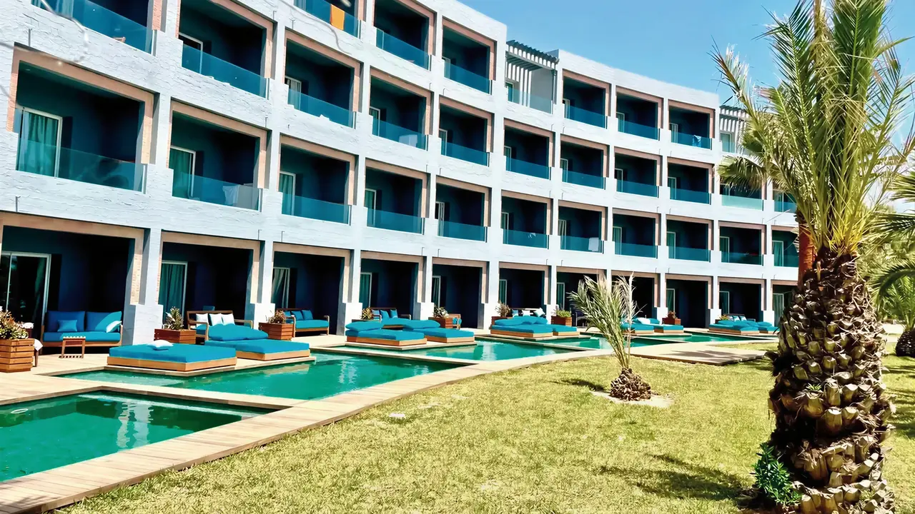 Elewacja budynku i baseny w Sentido Marillia Resort & Spa