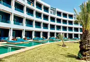 Elewacja budynku i baseny w Sentido Marillia Resort & Spa