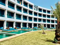 Elewacja budynku i baseny w Sentido Marillia Resort & Spa