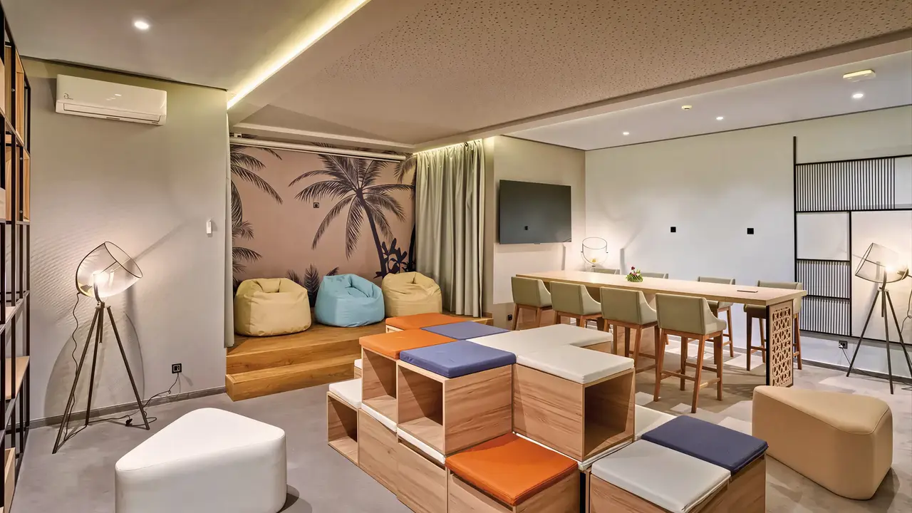 Sala gier w Sentido Marillia Resort & Spa z pufami
