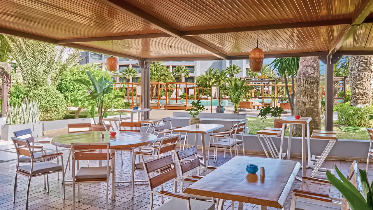 Stolik restauracyjny na tarasie w Sentido Marillia Resort & Spa