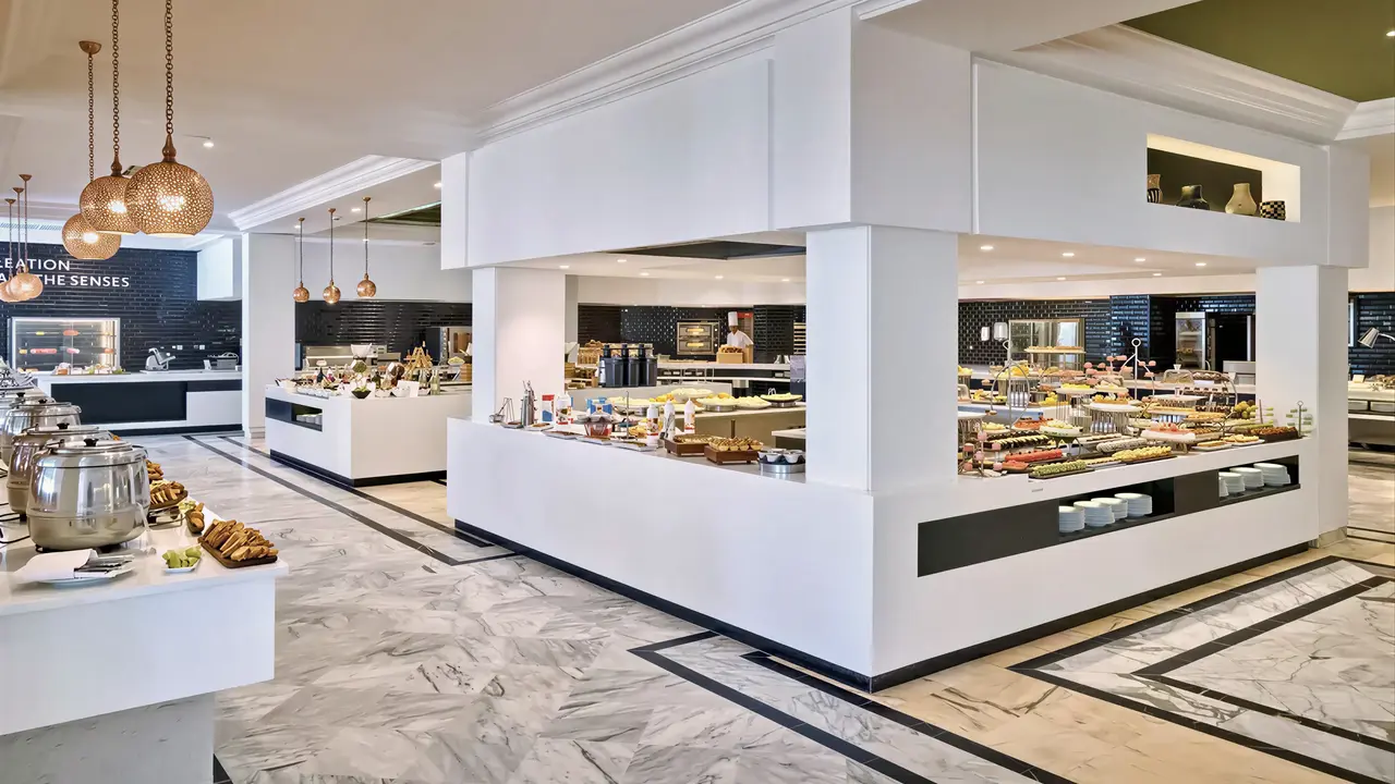 Bufet z jedzeniem w hotelu Sentido Marillia Resort & Spa