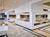 Bufet z jedzeniem w hotelu Sentido Marillia Resort & Spa