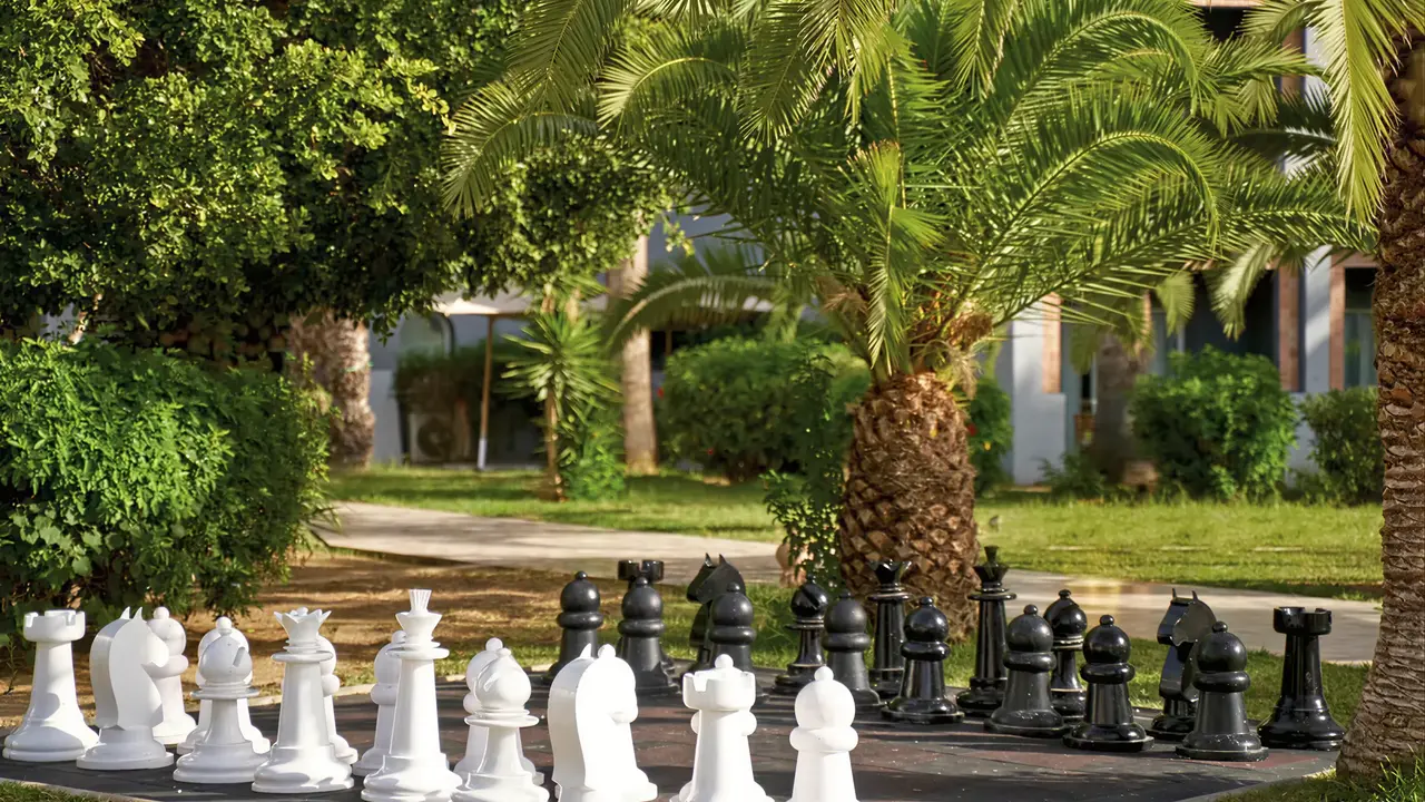 Wielkie szachy ogrodowe w Sentido Marillia Resort & Spa