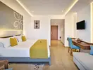 Nowoczesny pokój z łóżkiem w Sentido Marillia Resort & Spa