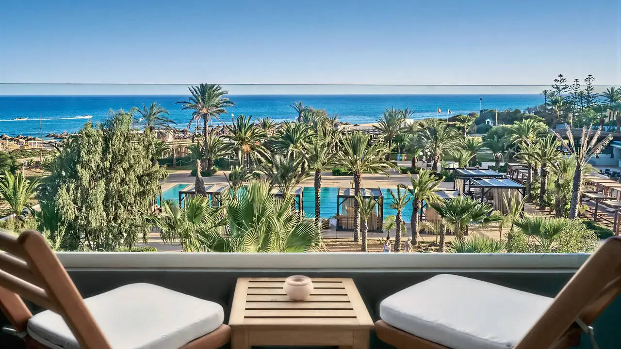 Balkon z widokiem na Sentido Marillia Resort & Spa i morze