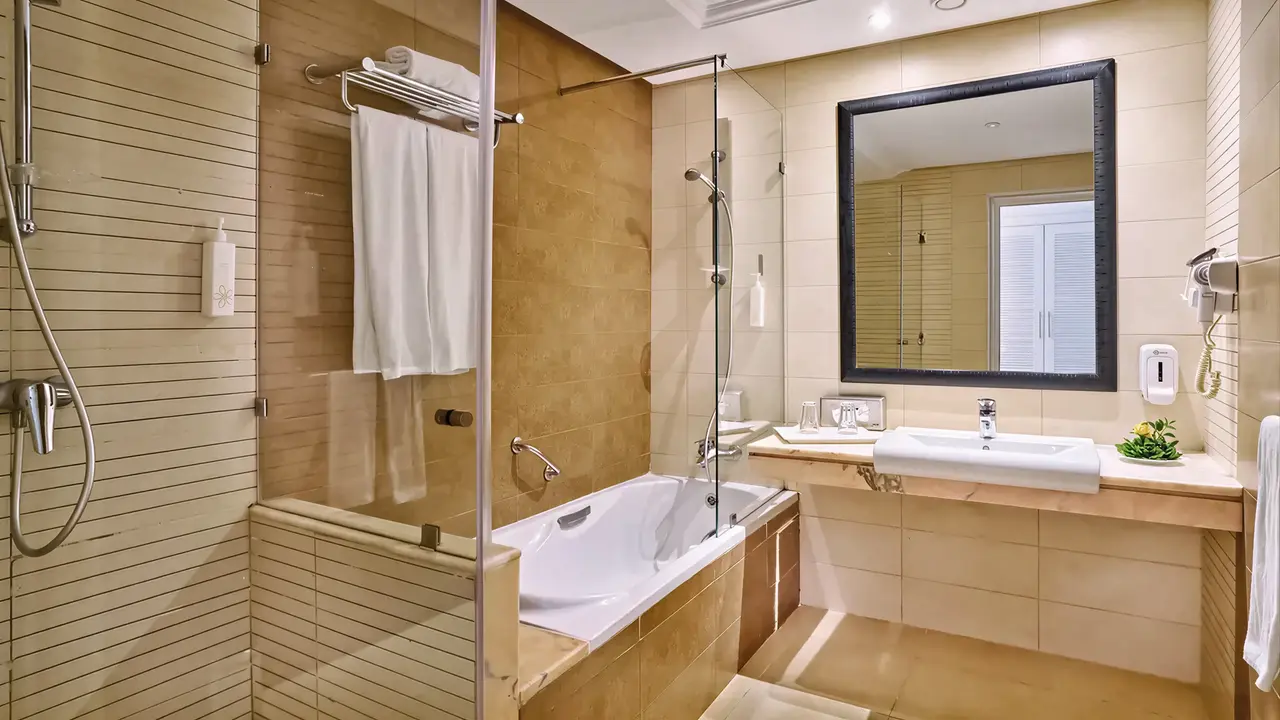 Łazienka z wanną i umywalką w Sentido Marillia Resort & Spa