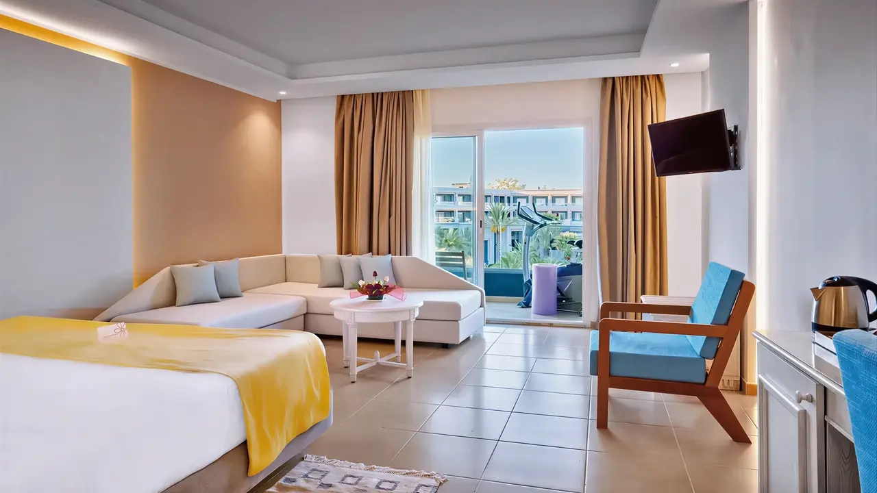 Nowoczesny pokój z salonem w Sentido Marillia Resort & Spa