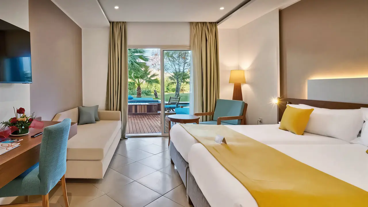Nowoczesny pokój z łóżkami w Sentido Marillia Resort & Spa
