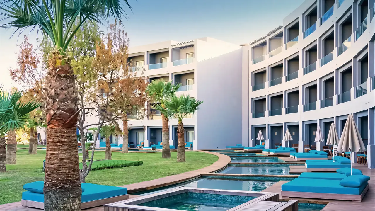 Nowoczesna architektura i teren zewnętrzny Sentido Marillia Resort & Spa
