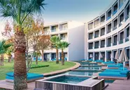Nowoczesna architektura i teren zewnętrzny Sentido Marillia Resort & Spa