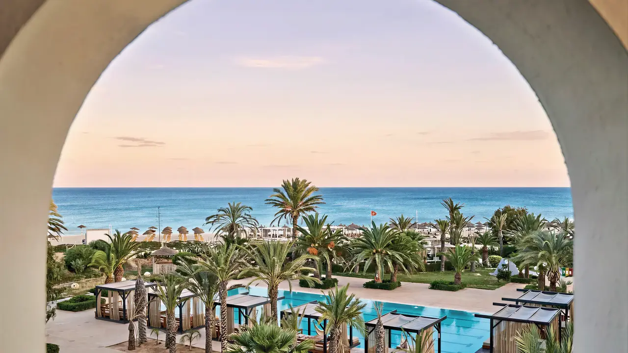 Widok na baseny i plażę w Sentido Marillia Resort & Spa