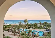 Widok na baseny i plażę w Sentido Marillia Resort & Spa