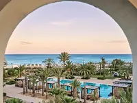 Widok na baseny i plażę w Sentido Marillia Resort & Spa