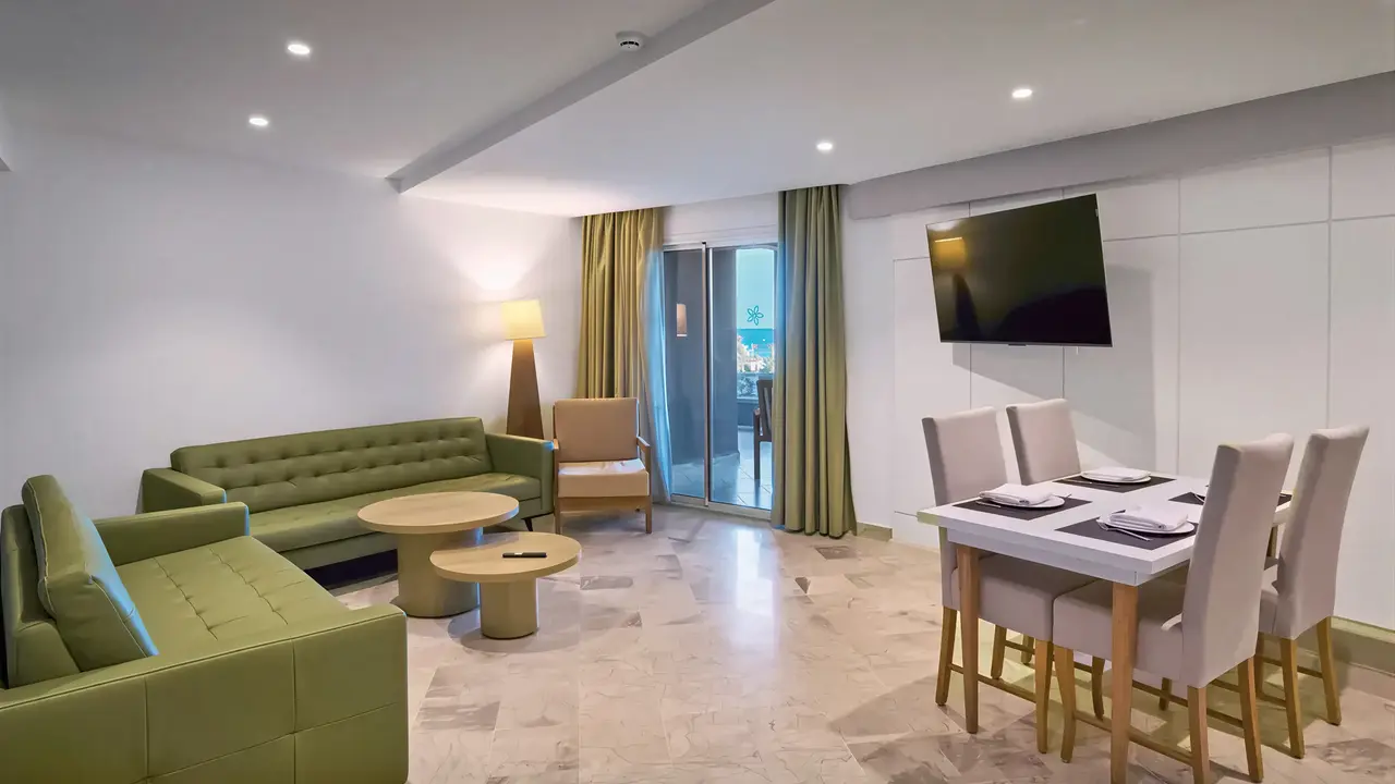 Wnętrze pokoju z salonem w Sentido Marillia Resort & Spa