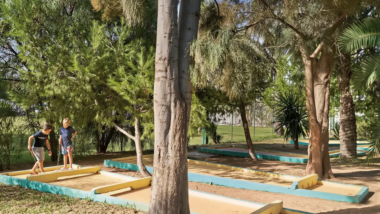 Dzieci grają w minigolfa w Sentido Marillia Resort & Spa
