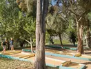 Dzieci grają w minigolfa w Sentido Marillia Resort & Spa