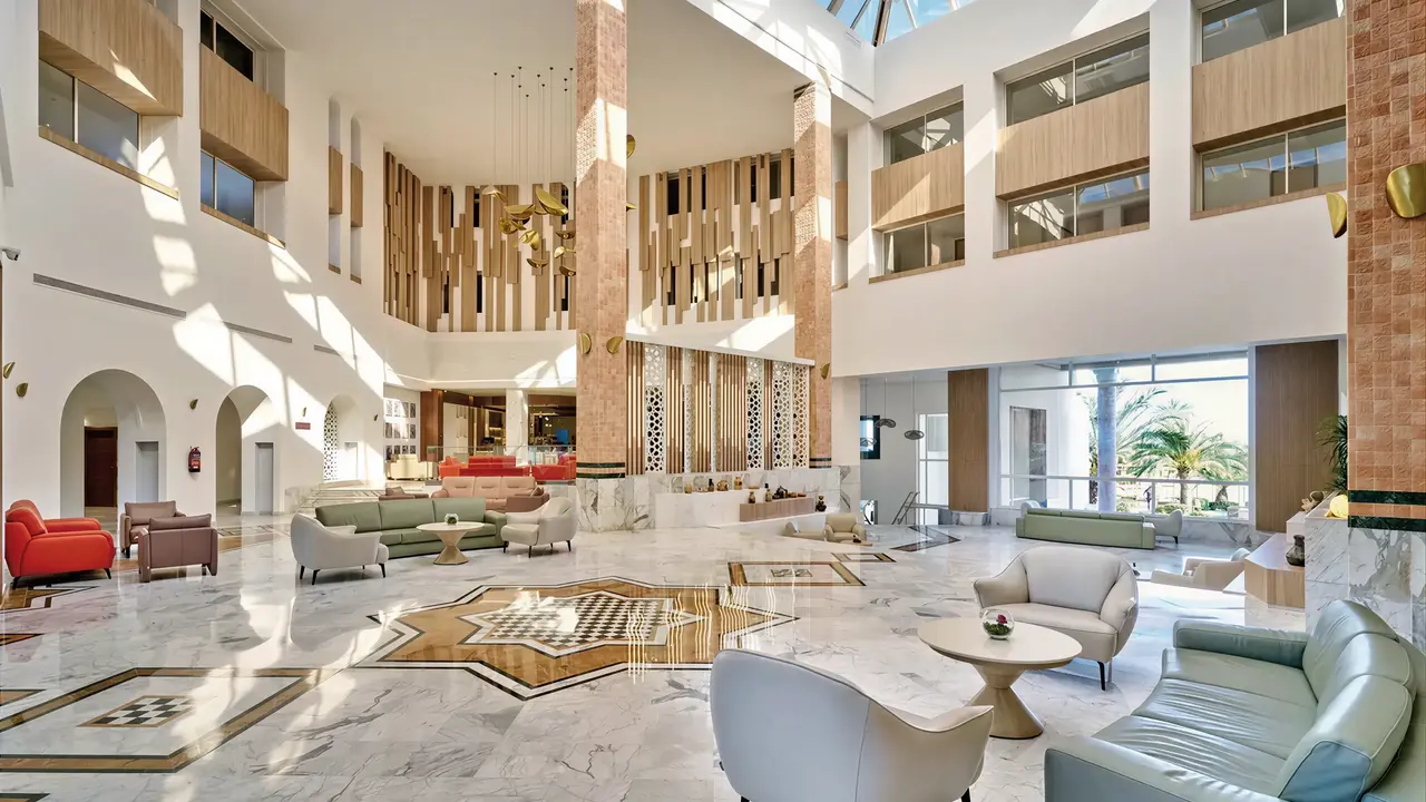 Nowoczesne i przestronne lobby w Sentido Marillia Resort & Spa