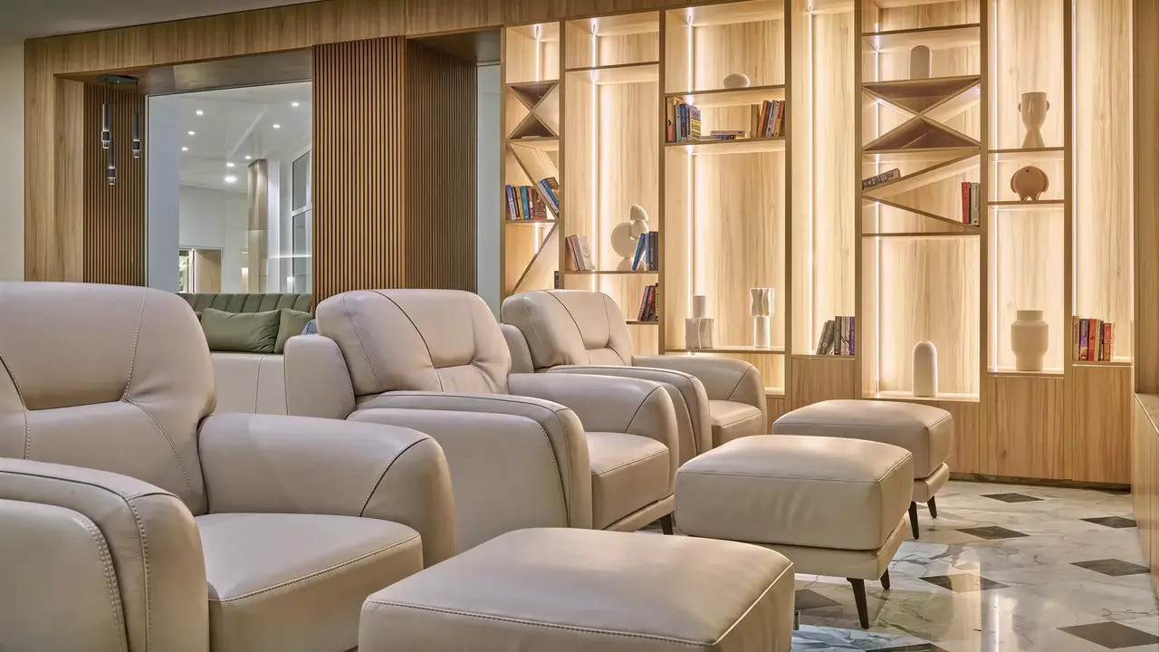 Wygodny salon w Sentido Marillia Resort & Spa z regałami książek