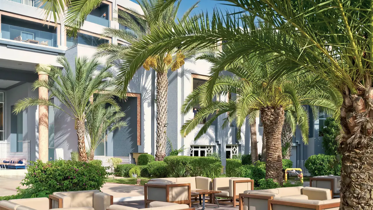 Strefa wypoczynkowa z palmami w Sentido Marillia Resort & Spa