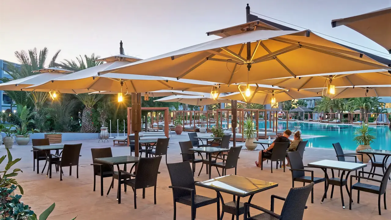 strefa wypoczynkowa przy basenie w Sentido Marillia Resort & Spa