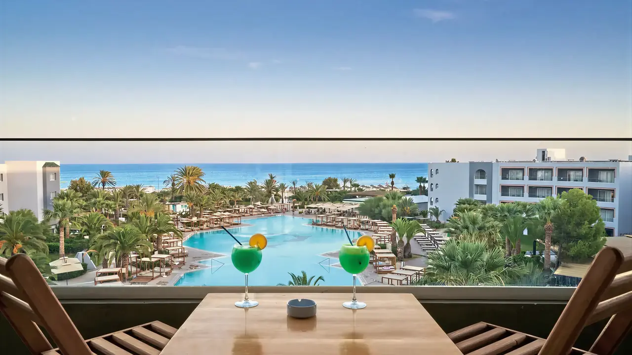Balkon z widokiem na basen w Sentido Marillia Resort & Spa
