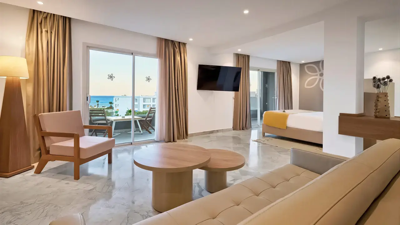 Nowoczesny pokój z salonem w Sentido Marillia Resort & Spa
