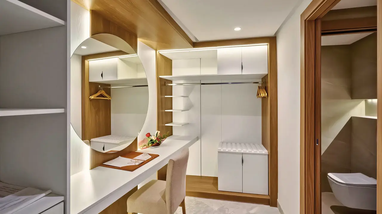 Nowoczesny kącik do makijażu w Sentido Marillia Resort & Spa