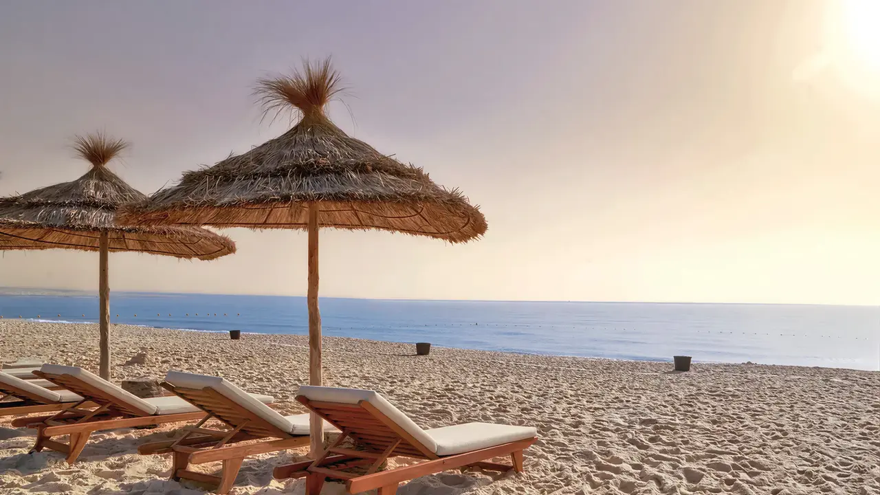 Leżaki i parasole na plaży w Sentido Marillia Resort & Spa