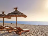 Leżaki i parasole na plaży w Sentido Marillia Resort & Spa