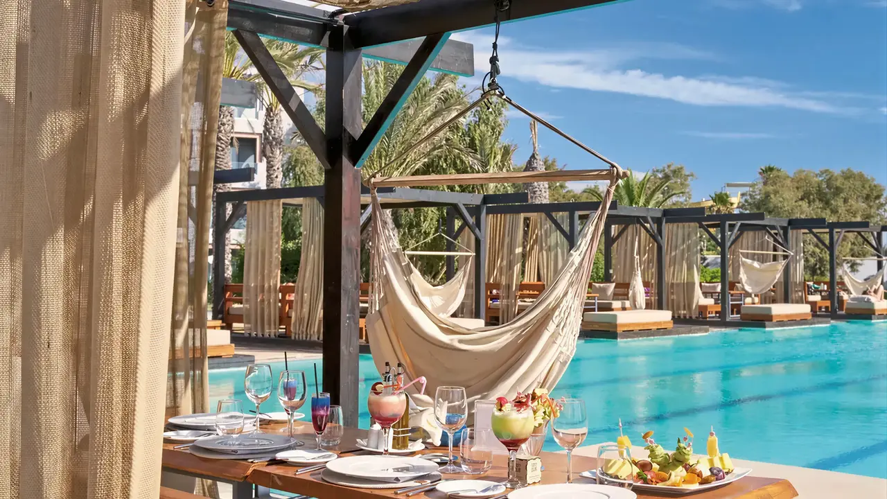 Stół z jedzeniem przy basenie w Sentido Marillia Resort & Spa