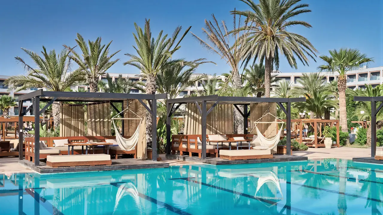 Basen z leżakami i hamakami w Sentido Marillia Resort & Spa