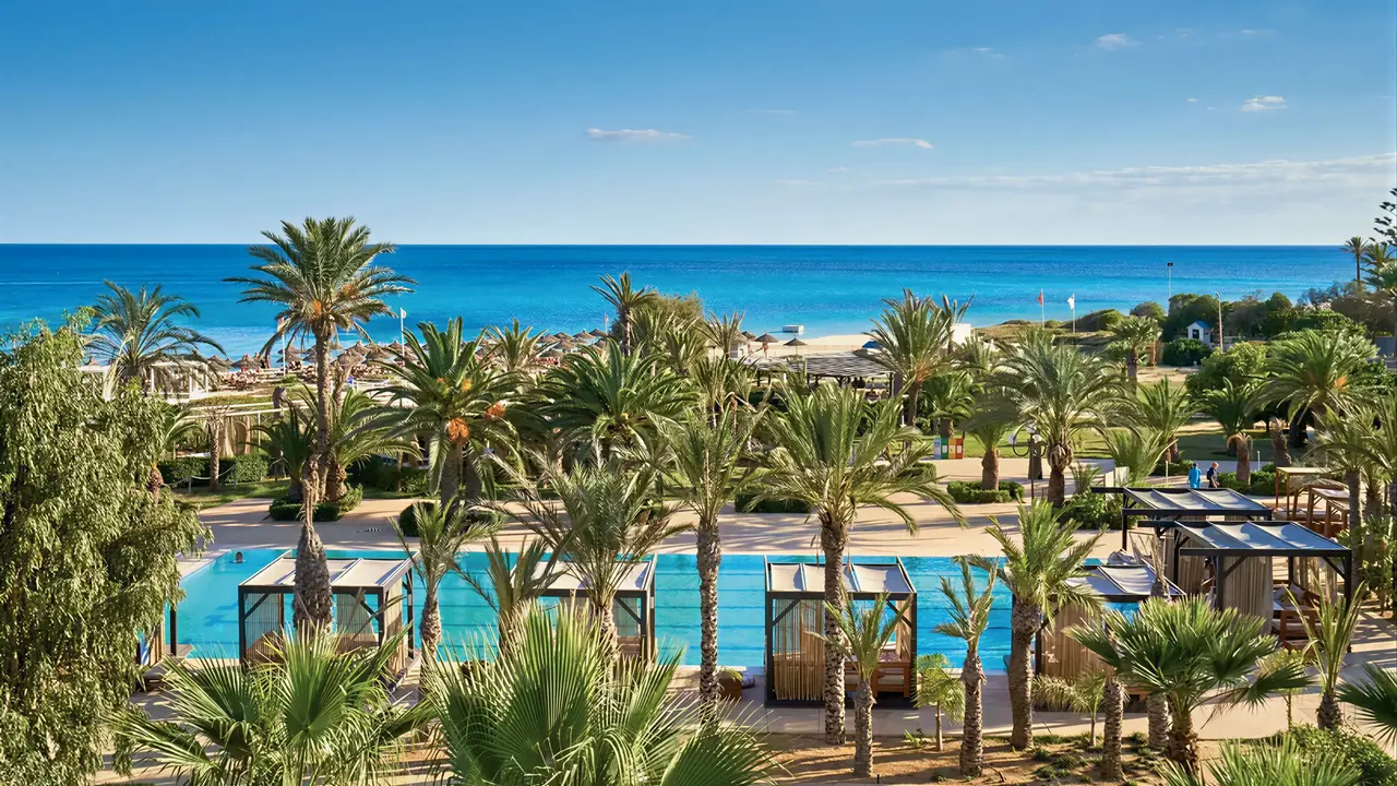 Widok na kompleks Sentido Marillia Resort & Spa z basenem i palmami