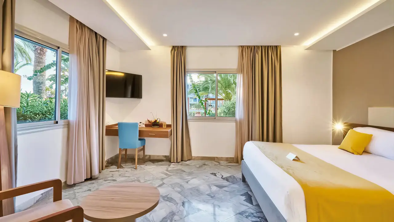 Nowoczesny pokój z łóżkiem w Sentido Marillia Resort & Spa