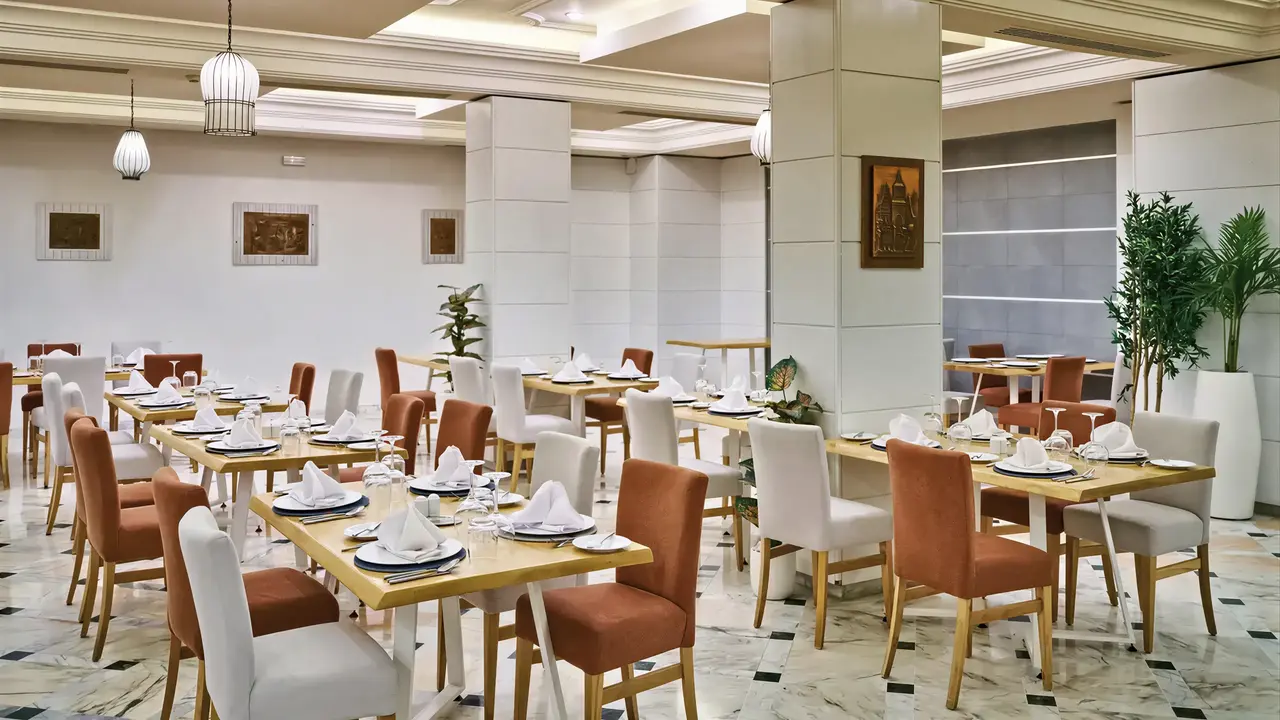 Jasna restauracja w Sentido Marillia Resort & Spa z nakrytym stołami