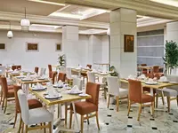 Jasna restauracja w Sentido Marillia Resort & Spa z nakrytym stołami