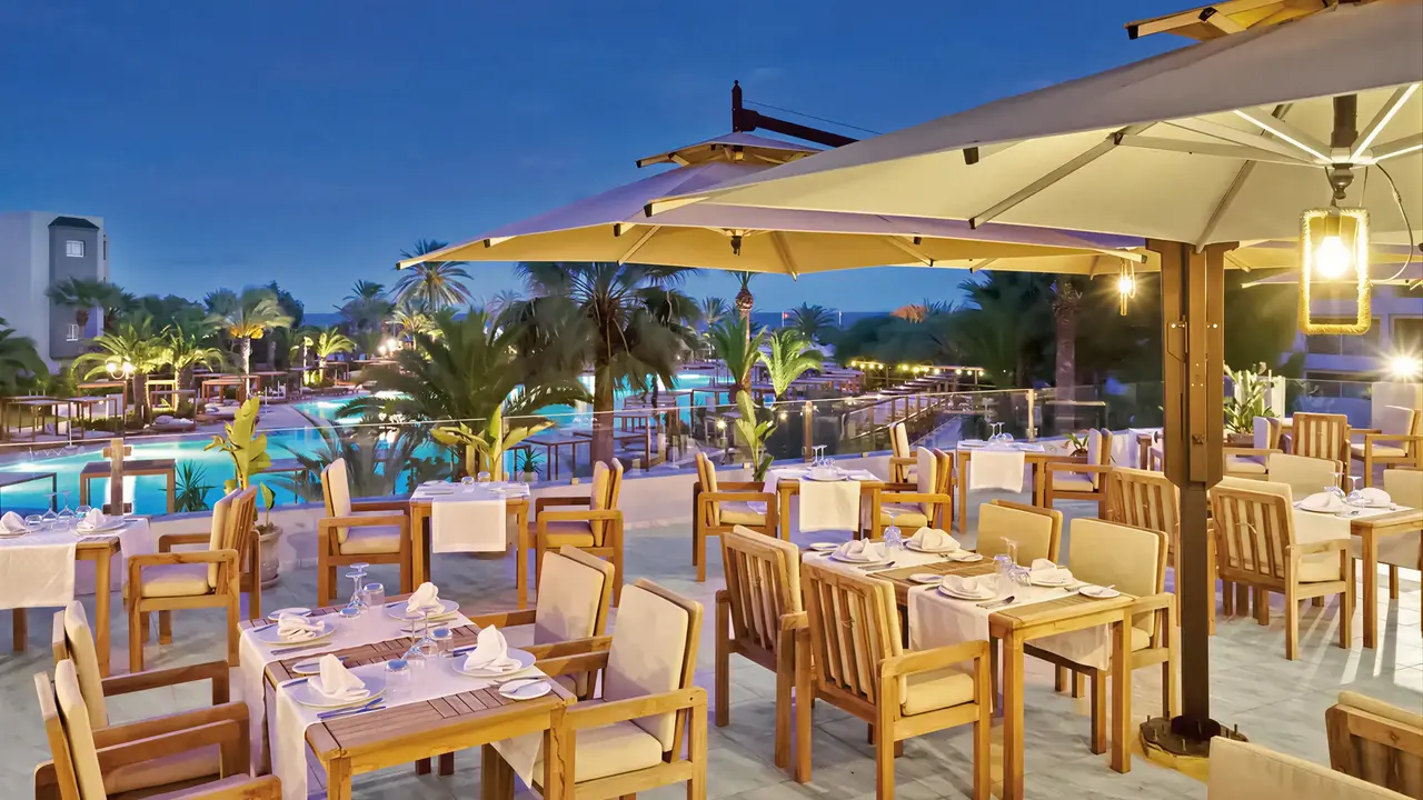 Restauracja na świeżym powietrzu w Sentido Marillia Resort & Spa