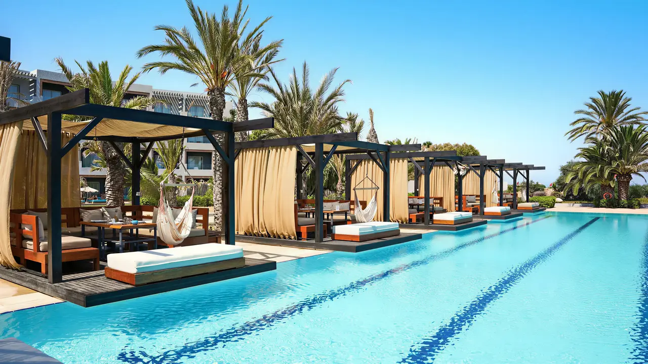 Basen z wygodnymi leżakami w Sentido Marillia Resort & Spa
