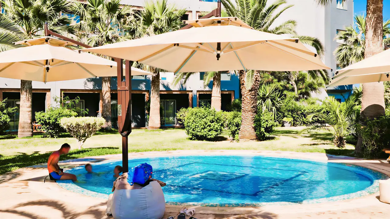 Basen z parasolami w Sentido Marillia Resort & Spa