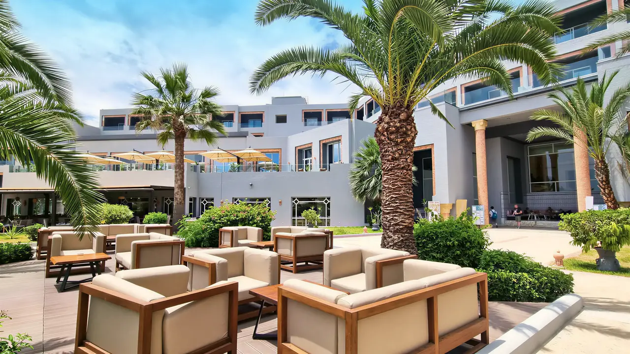 Elewacja i zewnętrzna strefa wypoczynkowa Sentido Marillia Resort & Spa