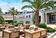 Elewacja i zewnętrzna strefa wypoczynkowa Sentido Marillia Resort & Spa