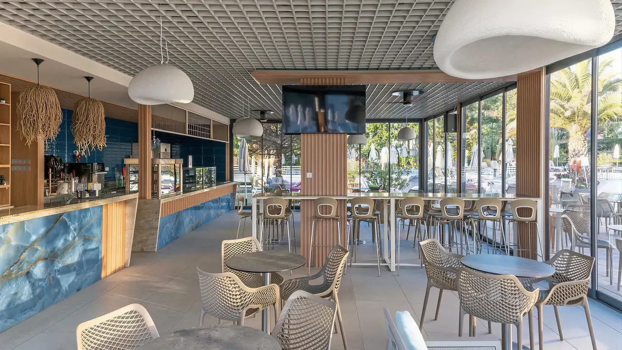 Bar z wysokimi stolikami w Sentido Neptun Beach