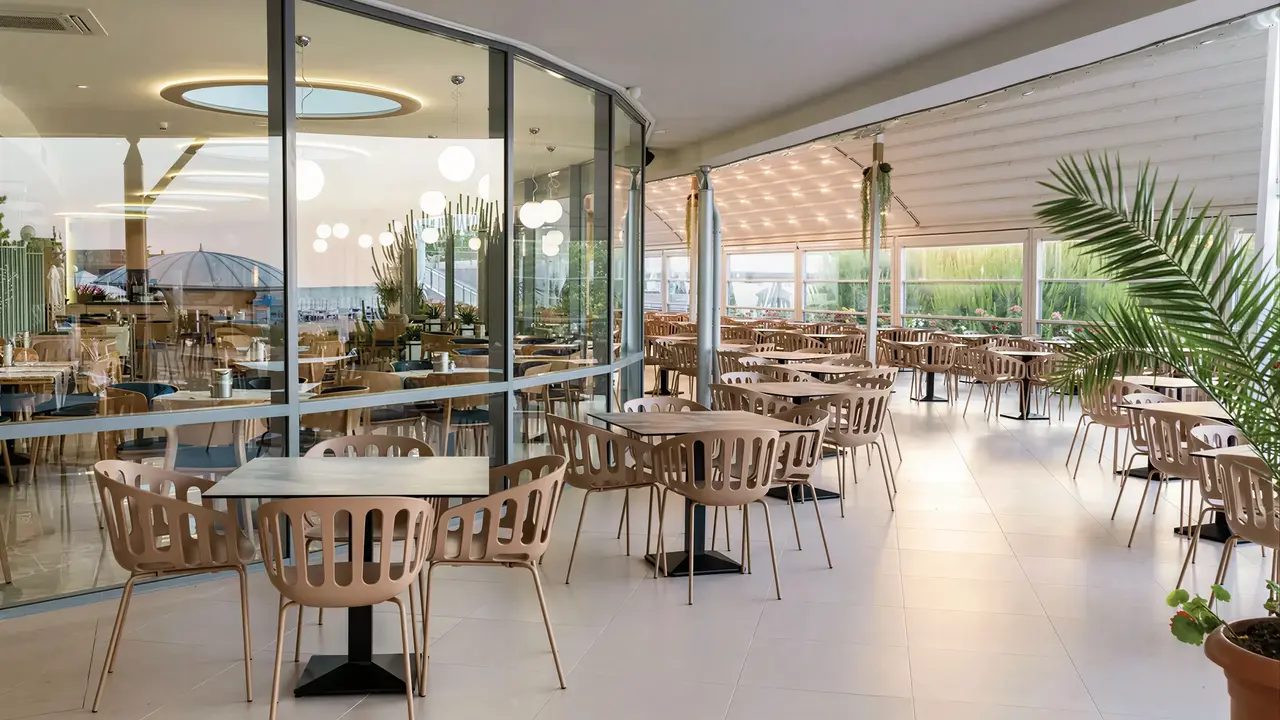 Stolik i krzesła w restauracji Sentido Neptun Beach