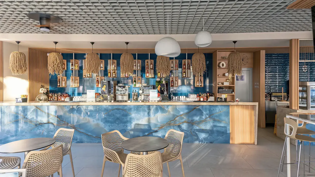 Nowoczesny bar w hotelu Sentido Neptun Beach