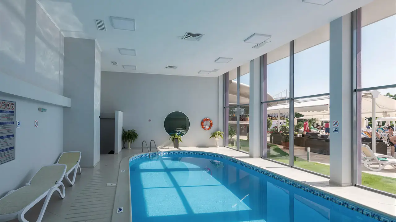 Kryty basen w hotelu Sentido Neptun Beach