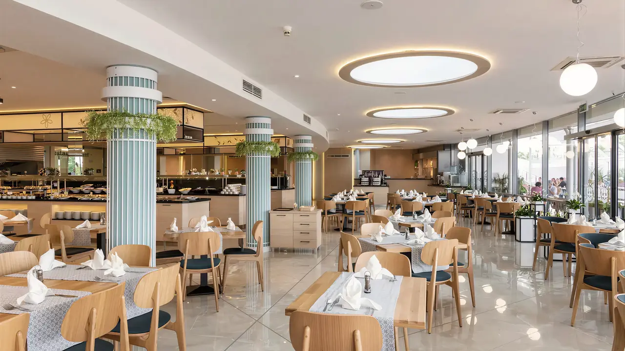 Jasna restauracja z nakrytymi stołami w Sentido Neptun Beach